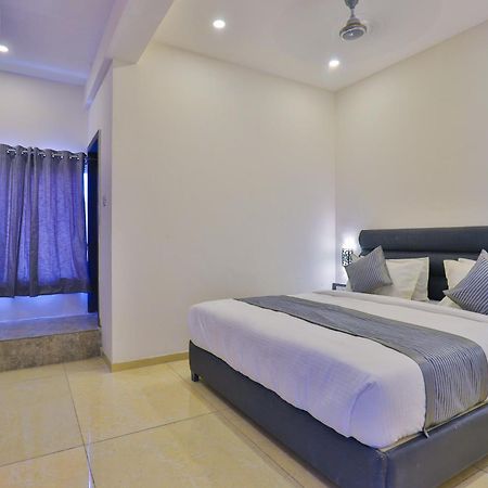Nova Hotel New Crossroad Rajkot Exteriör bild