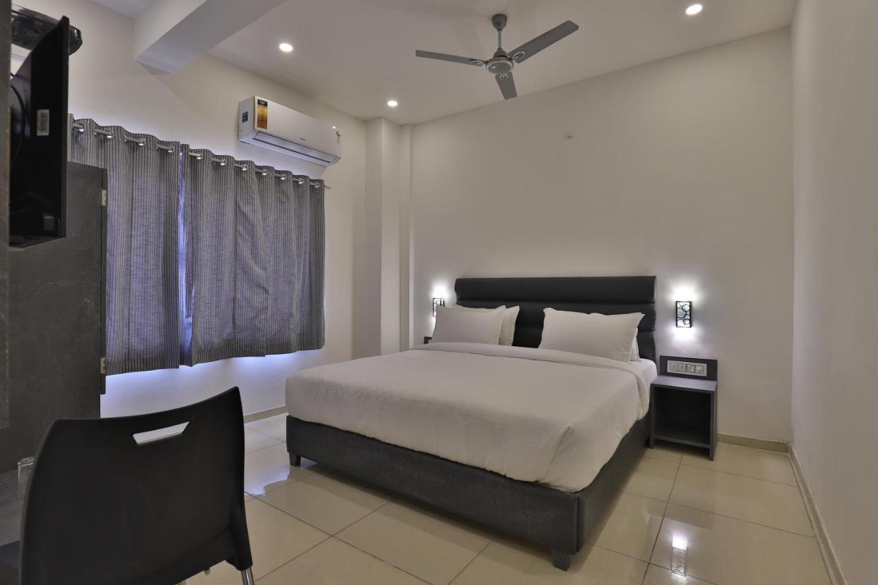 Nova Hotel New Crossroad Rajkot Exteriör bild