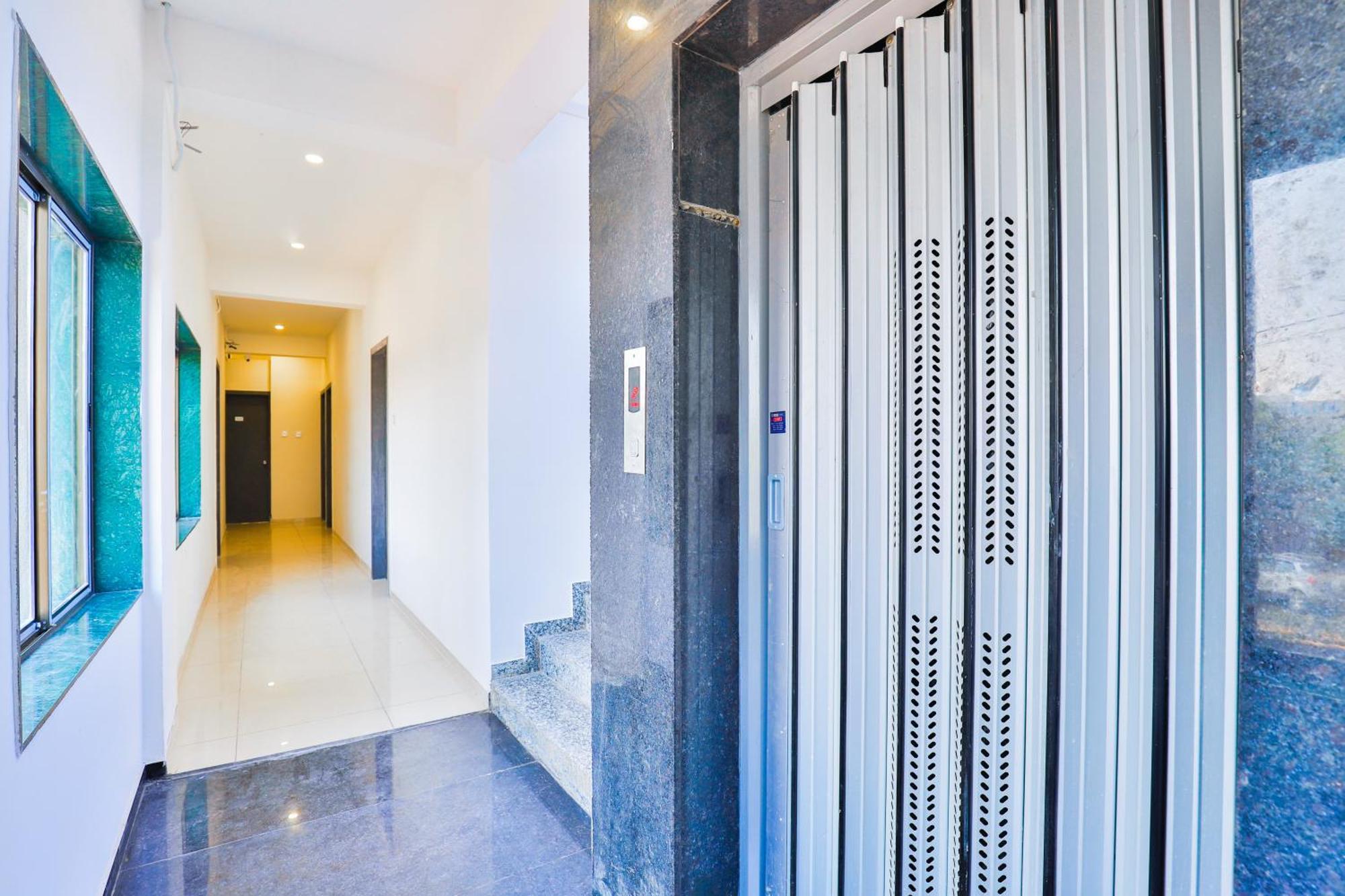 Nova Hotel New Crossroad Rajkot Exteriör bild