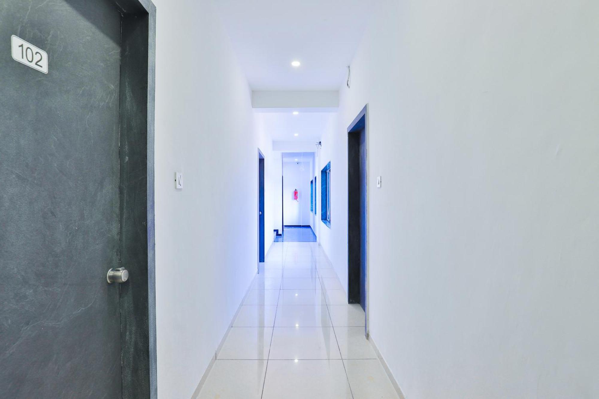 Nova Hotel New Crossroad Rajkot Exteriör bild