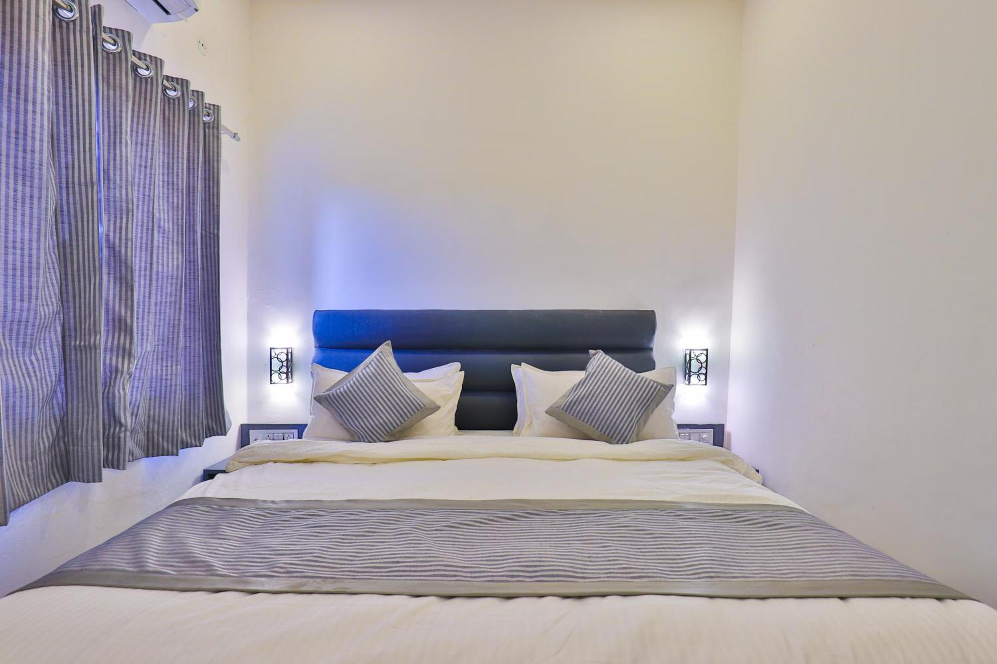 Nova Hotel New Crossroad Rajkot Exteriör bild