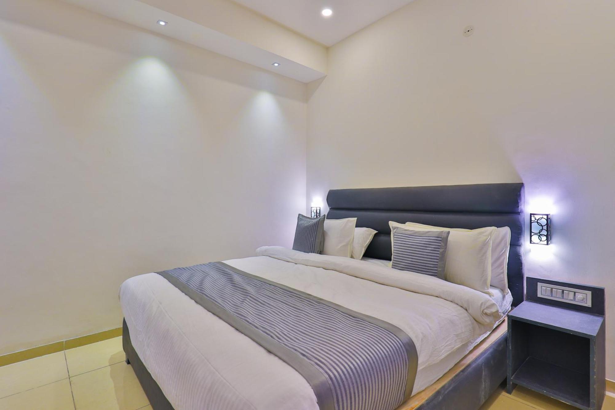 Nova Hotel New Crossroad Rajkot Exteriör bild