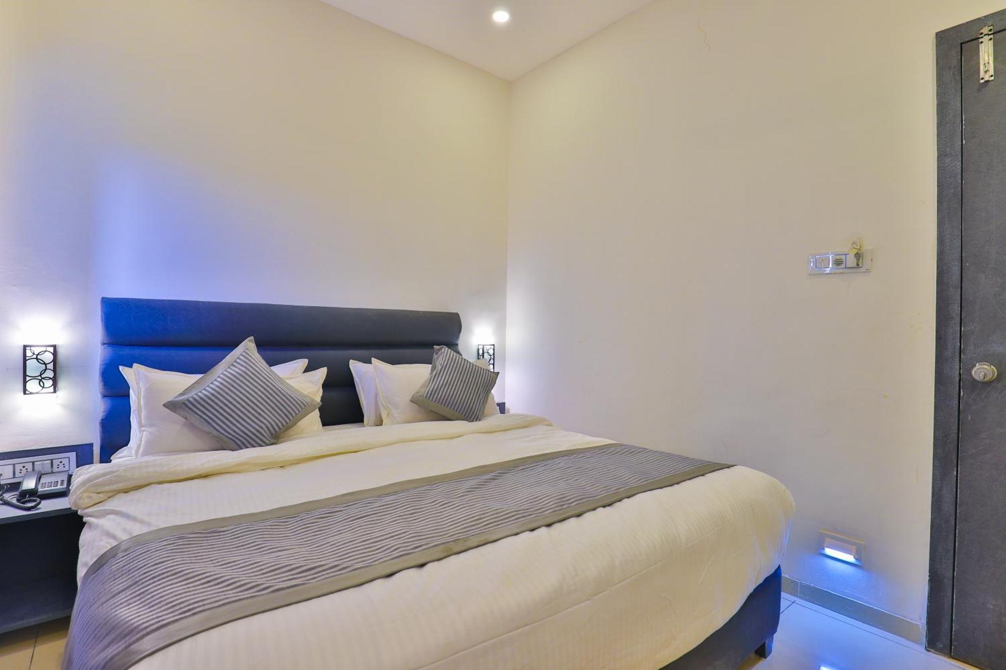 Nova Hotel New Crossroad Rajkot Exteriör bild
