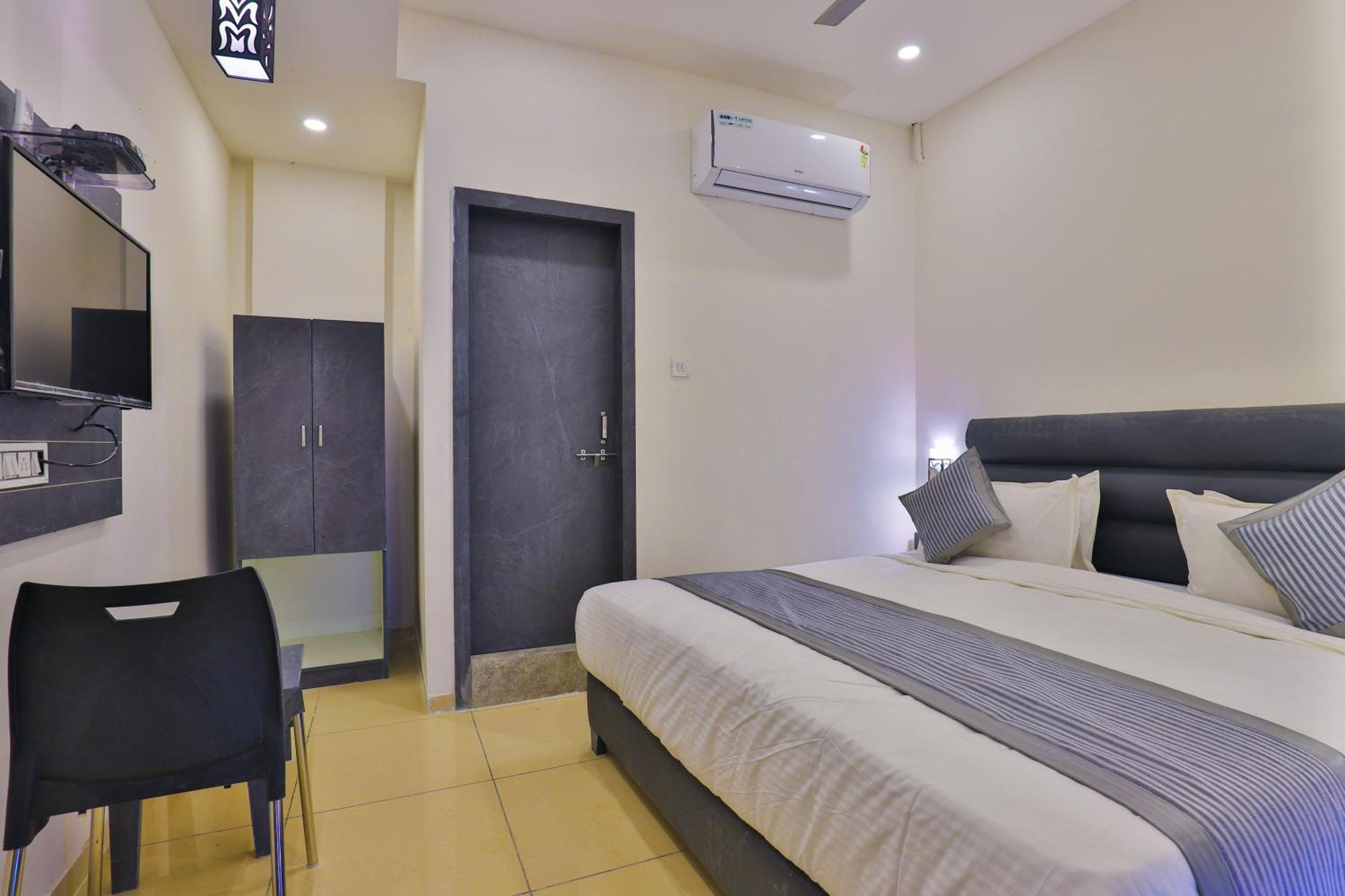 Nova Hotel New Crossroad Rajkot Exteriör bild