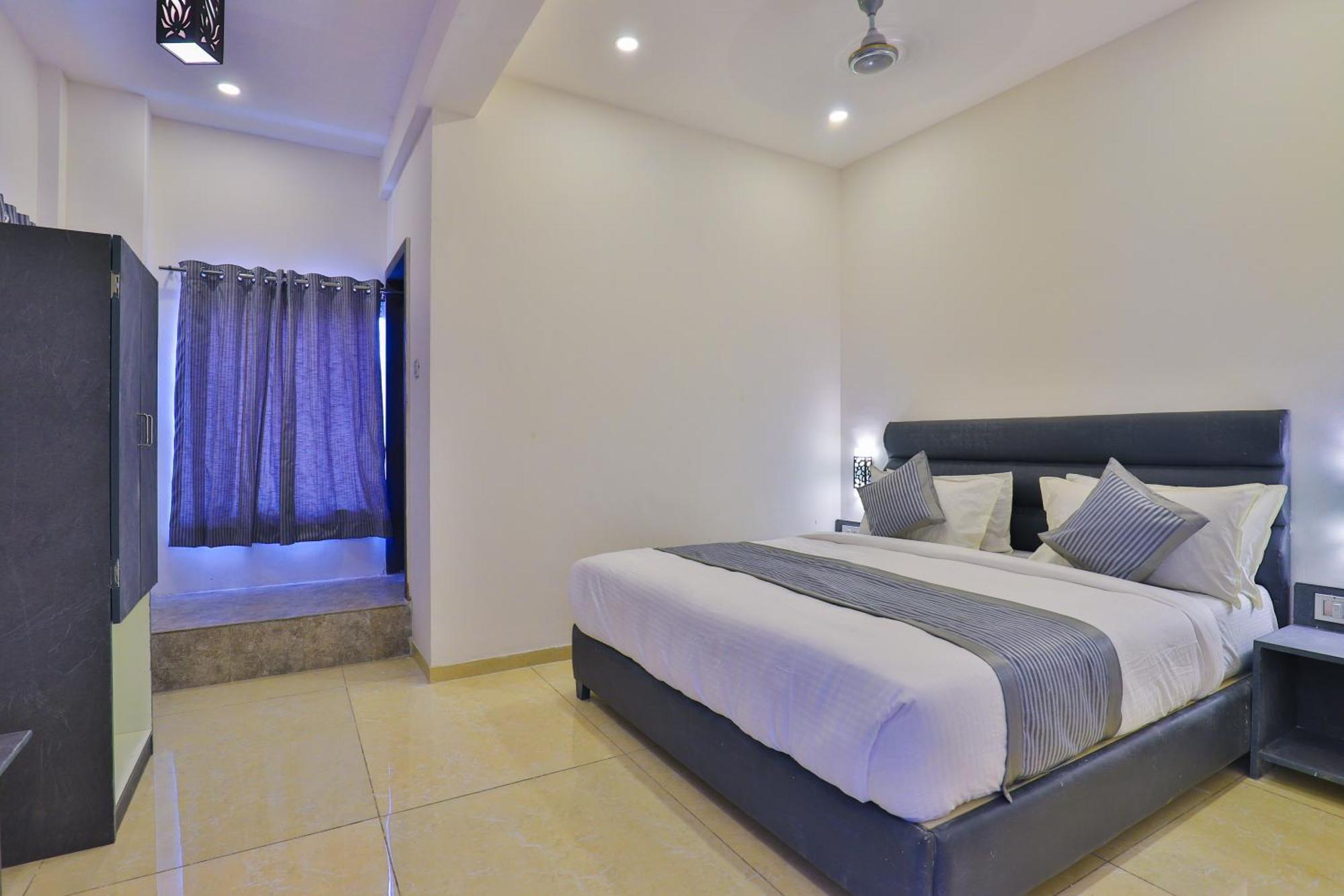 Nova Hotel New Crossroad Rajkot Exteriör bild