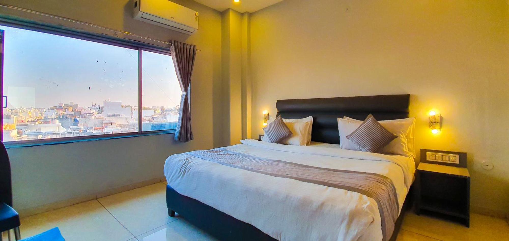 Nova Hotel New Crossroad Rajkot Exteriör bild