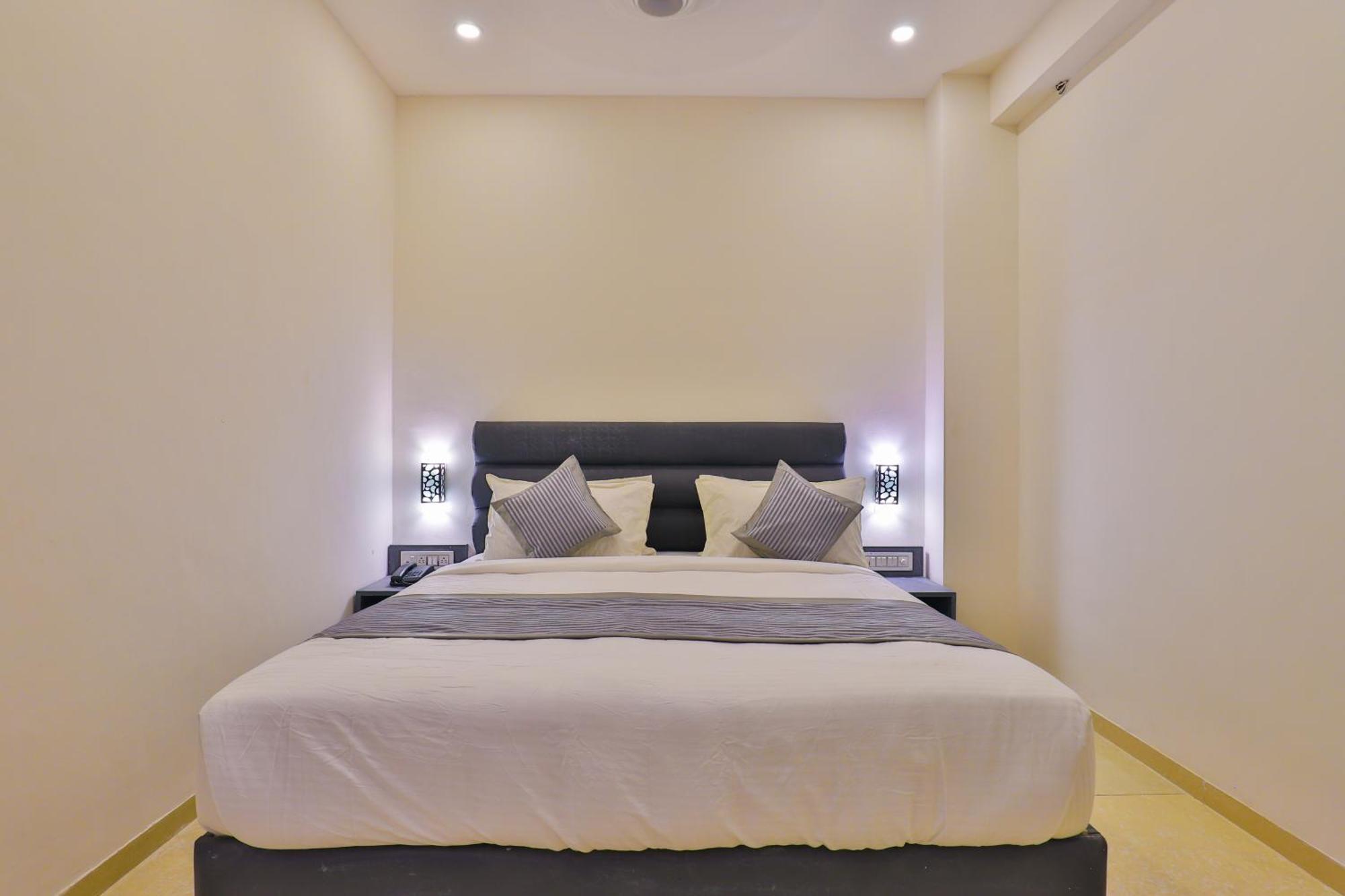 Nova Hotel New Crossroad Rajkot Exteriör bild