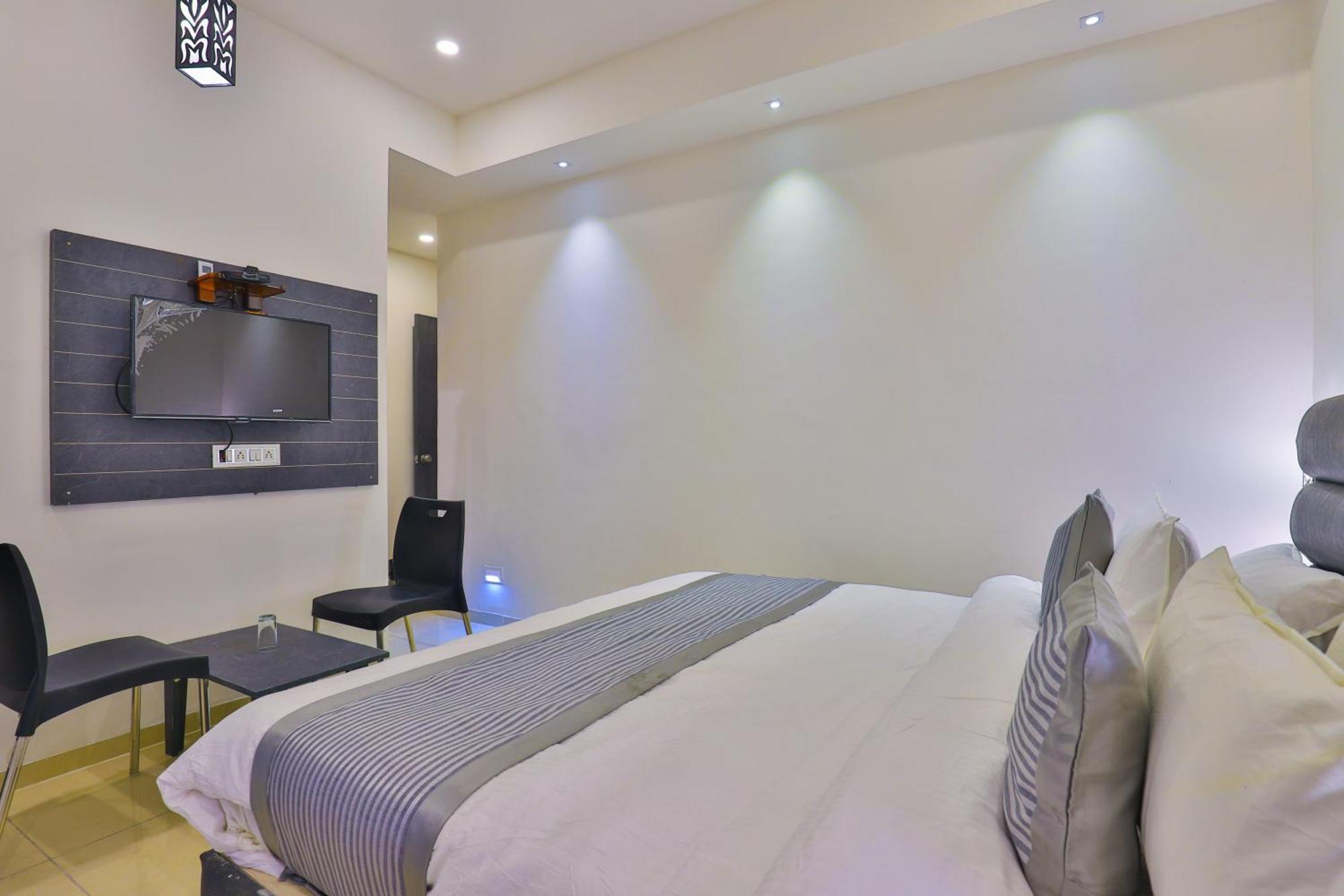 Nova Hotel New Crossroad Rajkot Exteriör bild