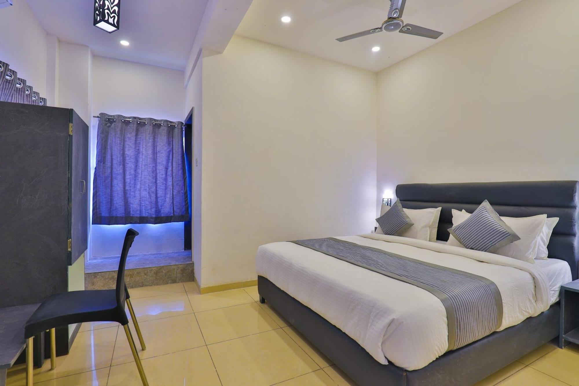 Nova Hotel New Crossroad Rajkot Exteriör bild
