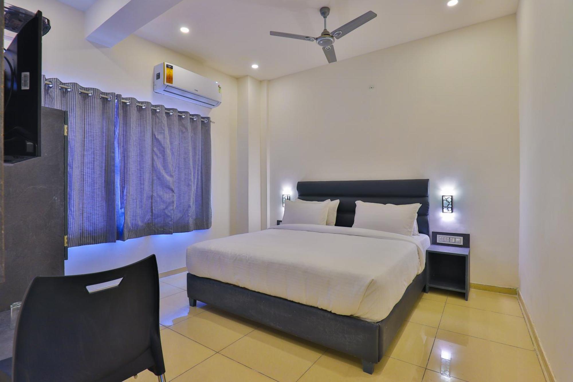 Nova Hotel New Crossroad Rajkot Exteriör bild