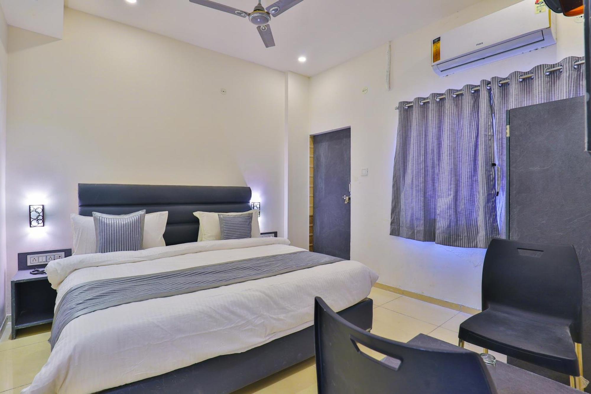 Nova Hotel New Crossroad Rajkot Exteriör bild