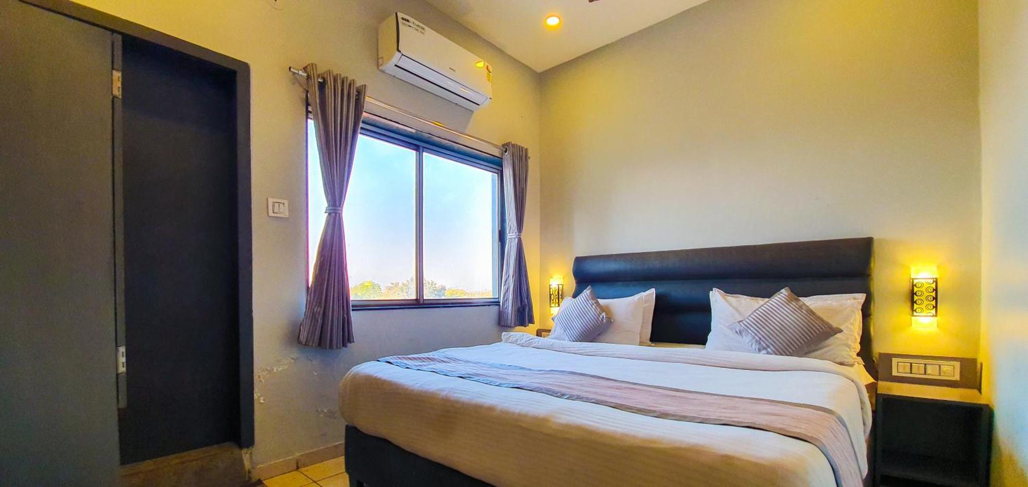Nova Hotel New Crossroad Rajkot Exteriör bild