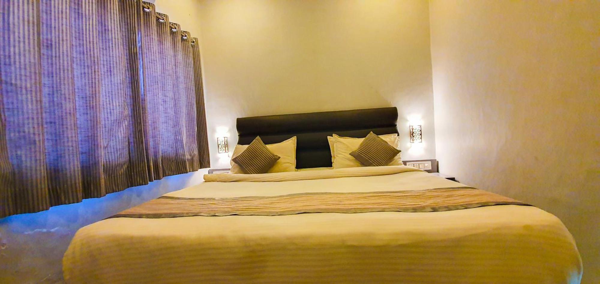 Nova Hotel New Crossroad Rajkot Exteriör bild
