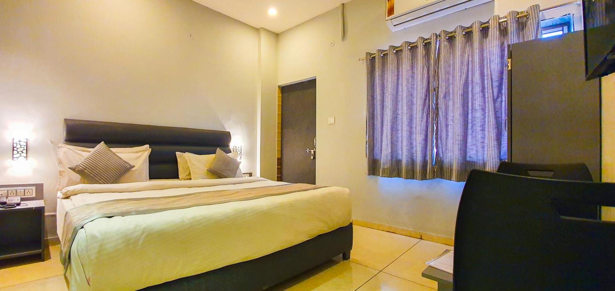 Nova Hotel New Crossroad Rajkot Exteriör bild