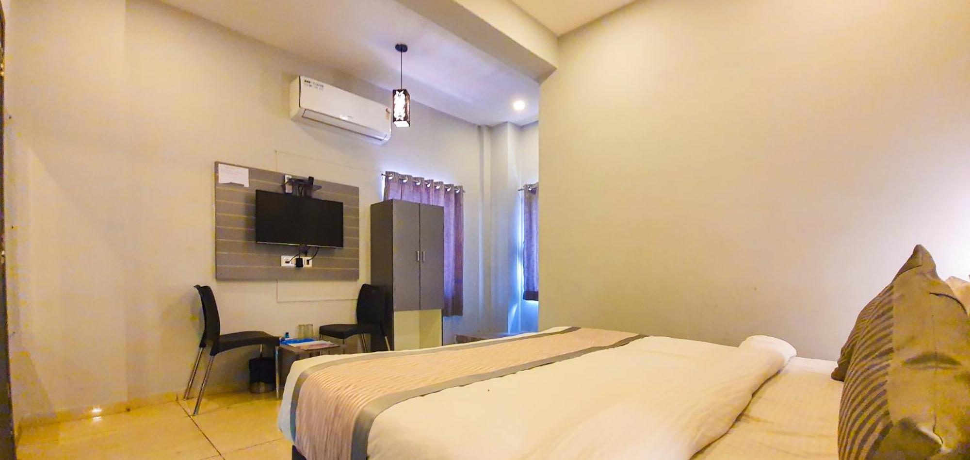 Nova Hotel New Crossroad Rajkot Exteriör bild