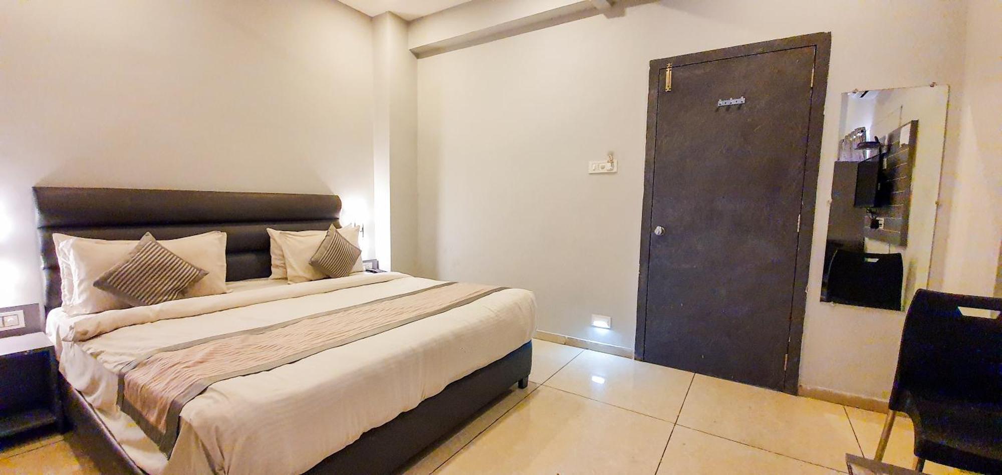 Nova Hotel New Crossroad Rajkot Exteriör bild