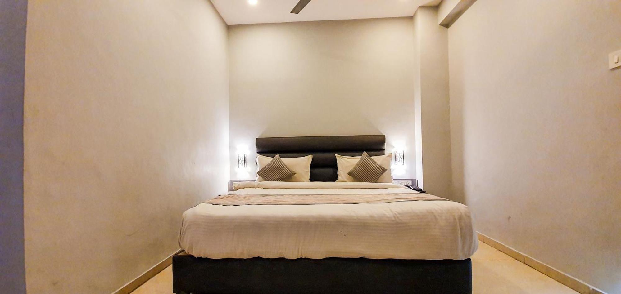 Nova Hotel New Crossroad Rajkot Exteriör bild