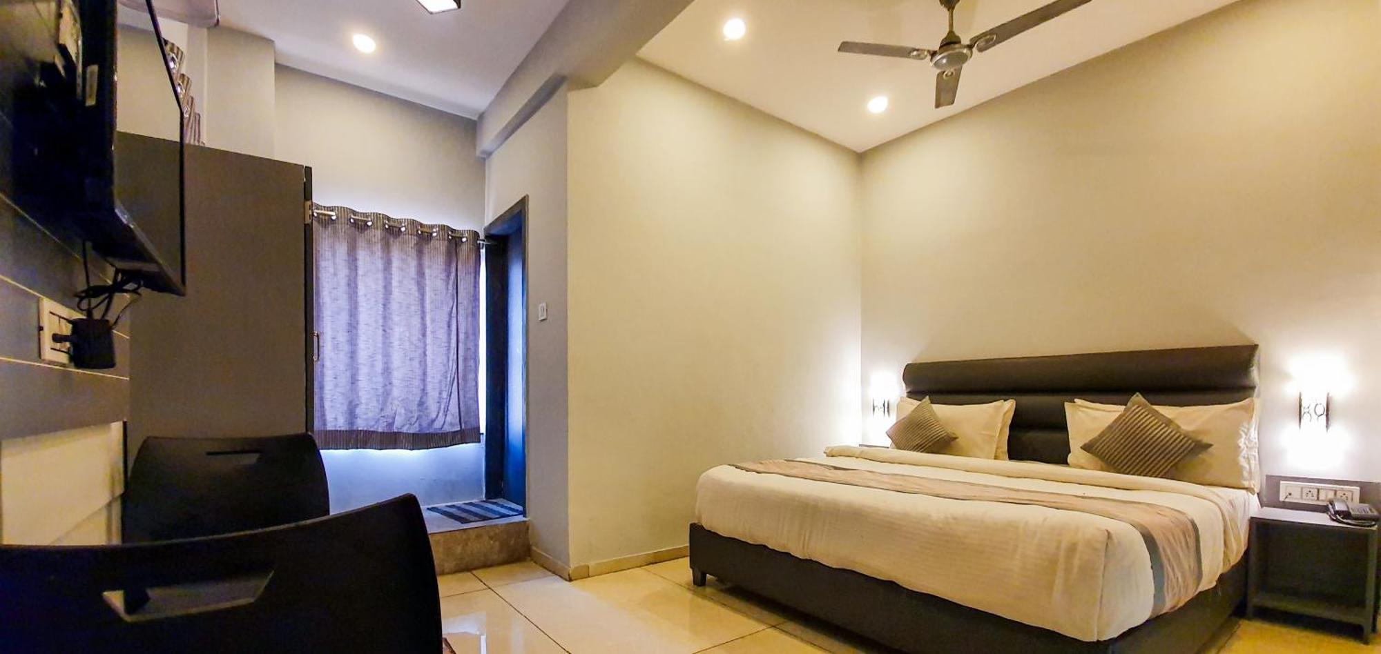 Nova Hotel New Crossroad Rajkot Exteriör bild