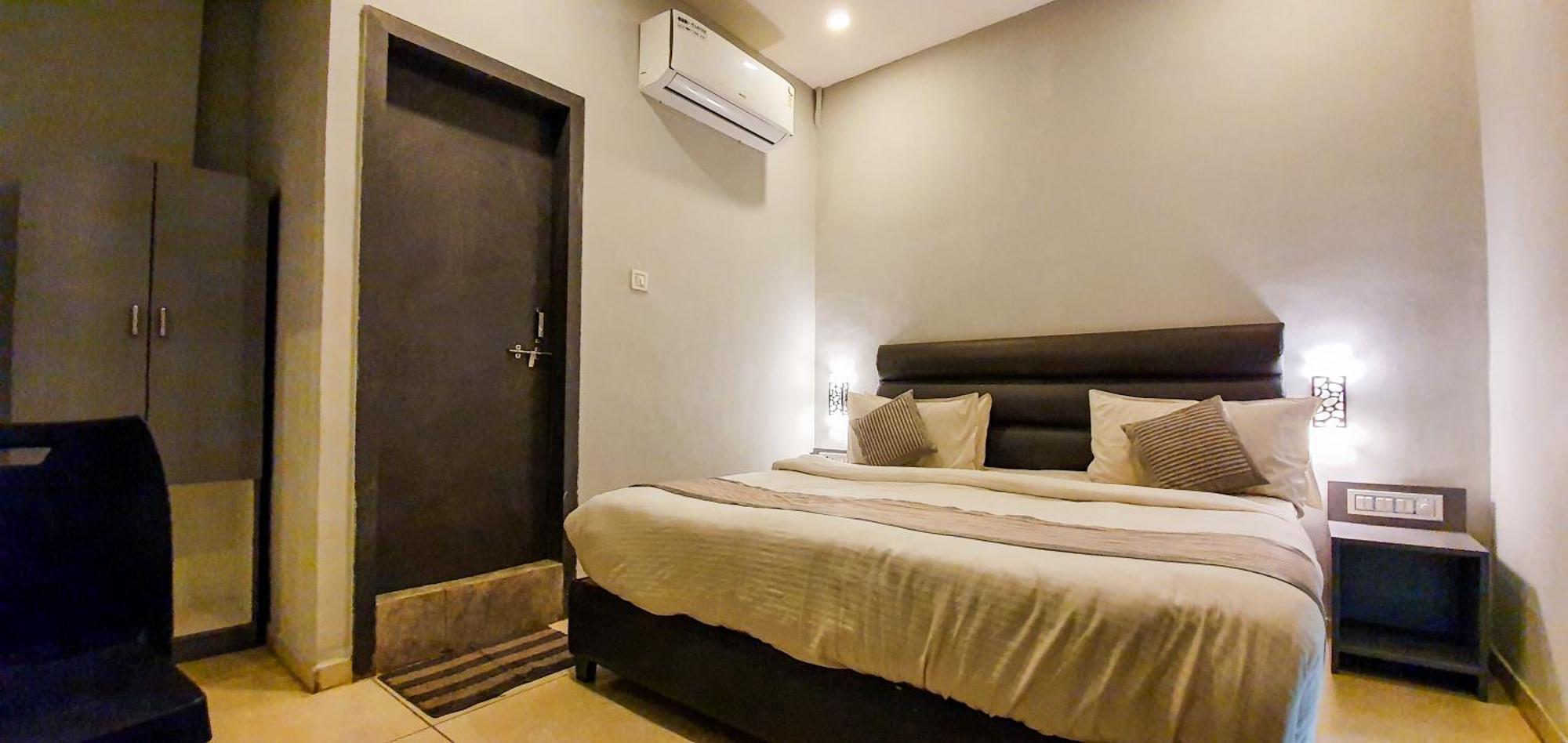 Nova Hotel New Crossroad Rajkot Exteriör bild