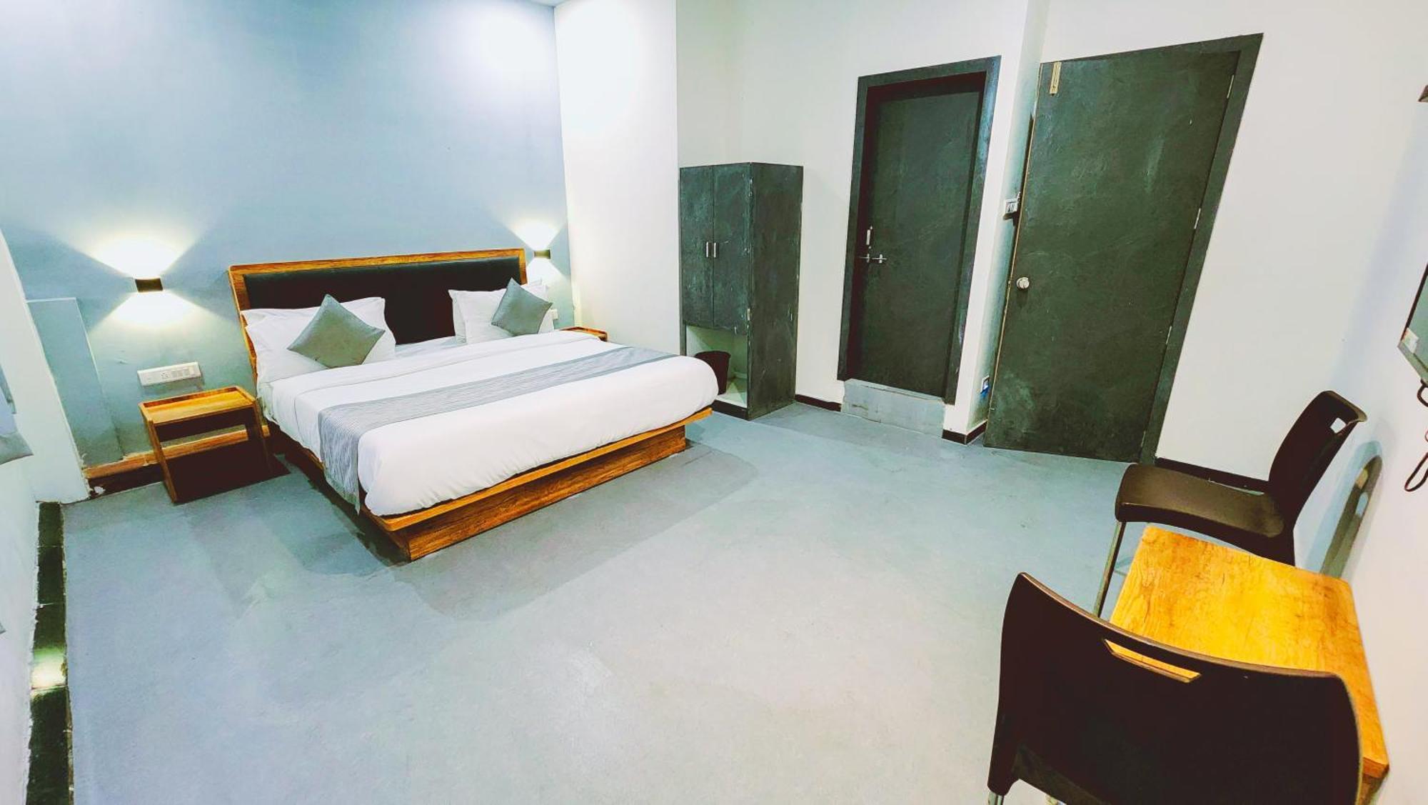 Nova Hotel New Crossroad Rajkot Exteriör bild