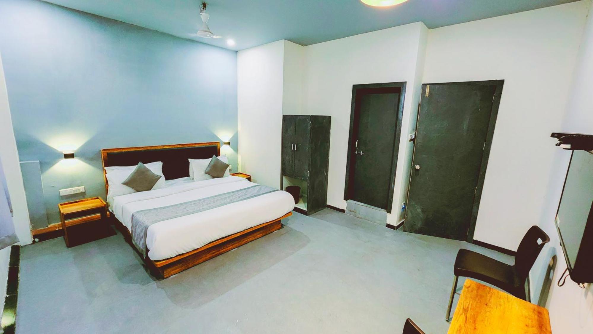 Nova Hotel New Crossroad Rajkot Exteriör bild