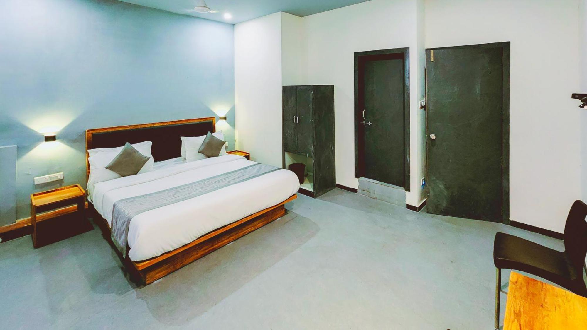 Nova Hotel New Crossroad Rajkot Exteriör bild