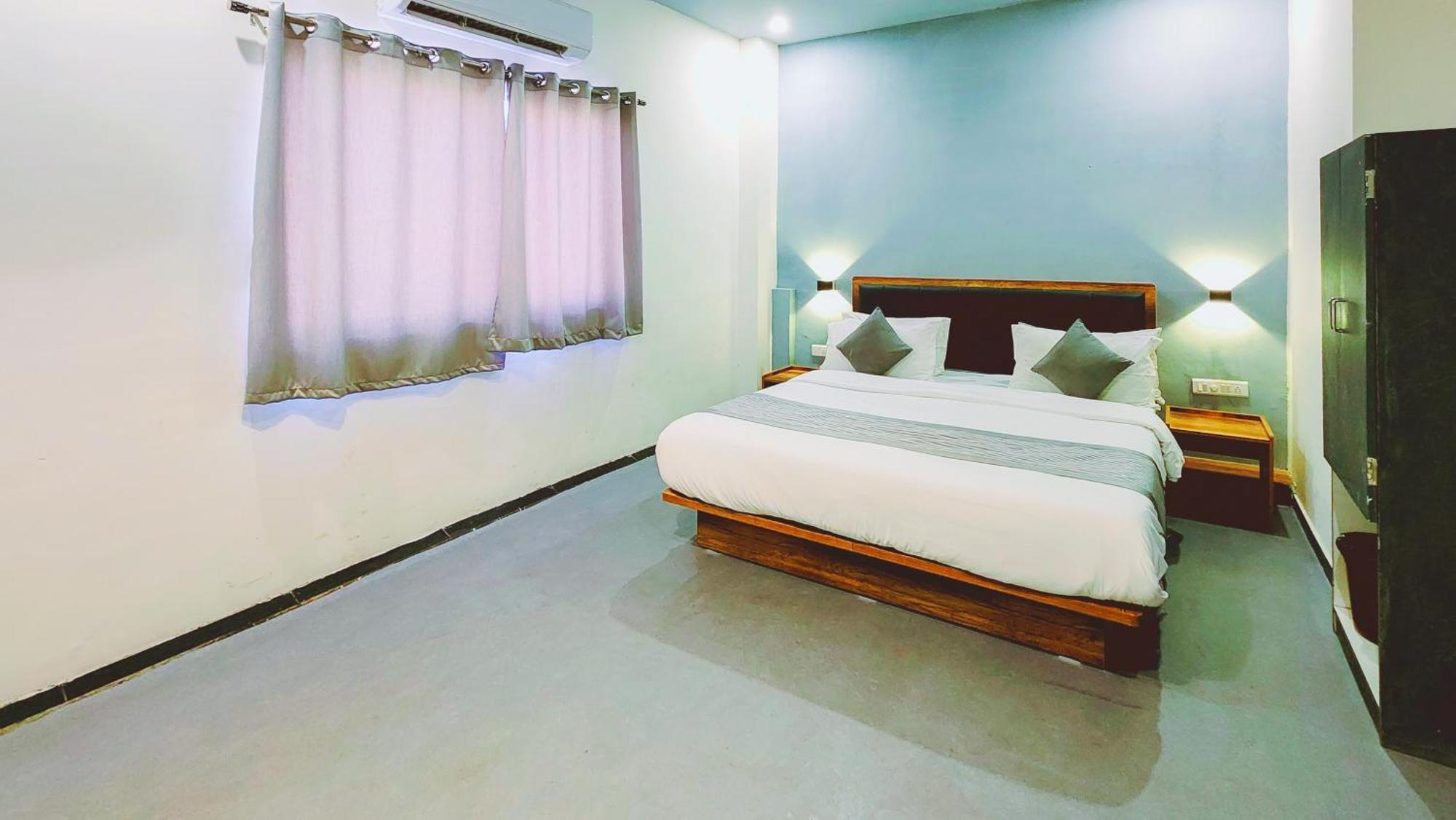 Nova Hotel New Crossroad Rajkot Exteriör bild