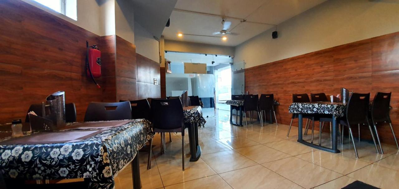 Nova Hotel New Crossroad Rajkot Exteriör bild